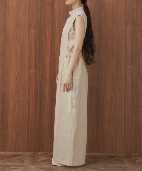 Libra Cue(リブラ キュー)の「“ドライタッチサロペット” ウエスト位置を高く見せてくれるデザインと、サラリとしたコットン素材が大人カジュアルを叶えるサロペット(サロペット/オーバーオール・レディース・ブラック/アイボリー・FREE)」の11枚目の写真