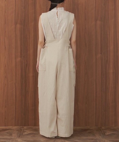 Libra Cue(リブラ キュー)の「“ドライタッチサロペット” ウエスト位置を高く見せてくれるデザインと、サラリとしたコットン素材が大人カジュアルを叶えるサロペット(サロペット/オーバーオール・レディース・ブラック/アイボリー・FREE)」の4枚目の写真