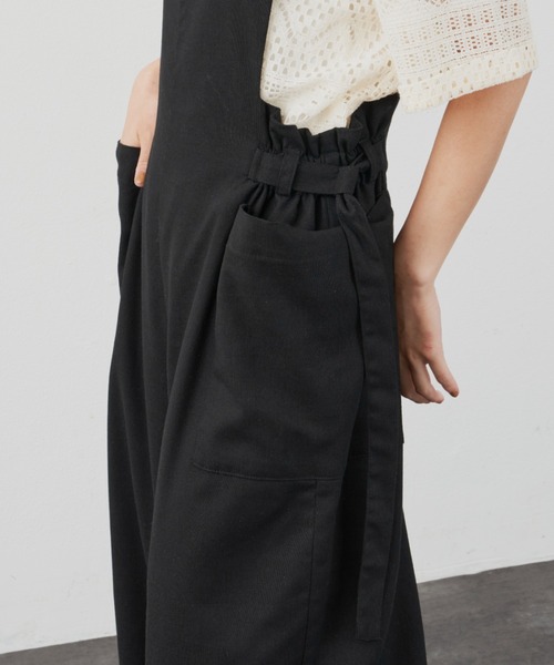 Libra Cue(リブラ キュー)の「“ドライタッチサロペット” ウエスト位置を高く見せてくれるデザインと、サラリとしたコットン素材が大人カジュアルを叶えるサロペット(サロペット/オーバーオール・レディース・ブラック/アイボリー・FREE)」の18枚目の写真