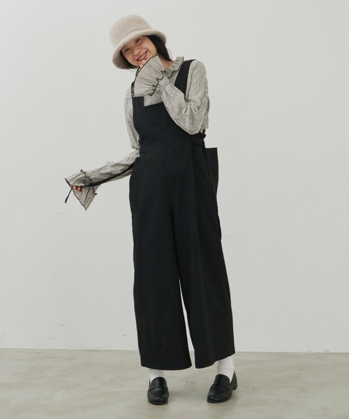 Libra Cue(リブラ キュー)の「“ドライタッチサロペット” ウエスト位置を高く見せてくれるデザインと、サラリとしたコットン素材が大人カジュアルを叶えるサロペット(サロペット/オーバーオール・レディース・ブラック/アイボリー・FREE)」の3枚目の写真