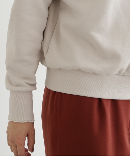 NATURAL BEAUTY BASIC(ナチュラルビューティーベーシック)の「ロゴ裏毛プルオーバー(スウェット・レディース・チャコールグレー/グレー/オフホワイト・MEDIUM)」の16枚目の写真