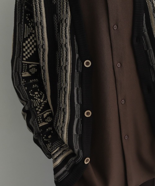 SENSE OF PLACE by URBAN RESEARCH（センスオブプレイスバイアーバンリサーチ）の「『ユニセックス』マルチカラーケーブルカーディガン（カーディガン/ボレロ・メンズ・ブラック/ブルー・MEDIUM/LARGE）」の3枚目の写真