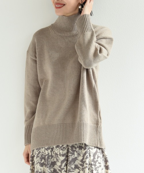 INTERPLANET（インタープラネット）の「バックスリットハイネックニット（ニット/セーター・レディース・ベージュ/オレンジ/モカ/アイボリー/ブルー・FREE）」の4枚目の写真