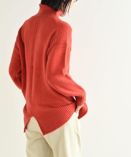 INTERPLANET（インタープラネット）の「バックスリットハイネックニット（ニット/セーター・レディース・ベージュ/オレンジ/モカ/アイボリー/ブルー・FREE）」の5枚目の写真