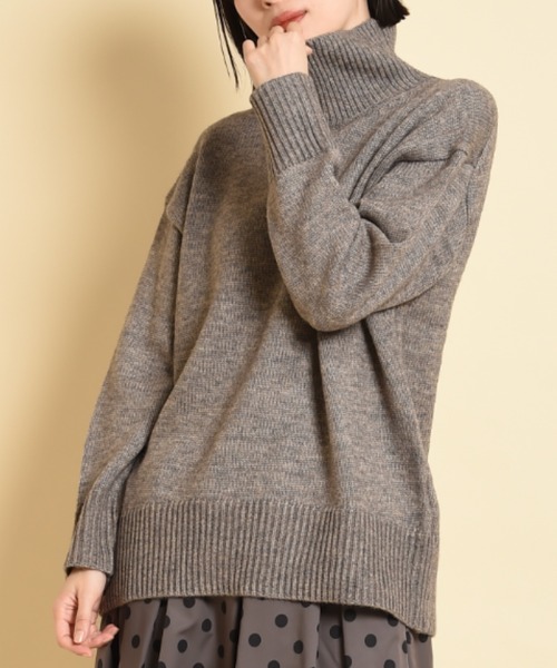 INTERPLANET（インタープラネット）の「バックスリットハイネックニット（ニット/セーター・レディース・ベージュ/オレンジ/モカ/アイボリー/ブルー・FREE）」の3枚目の写真