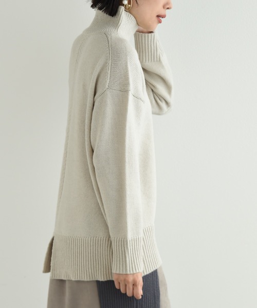 INTERPLANET（インタープラネット）の「バックスリットハイネックニット（ニット/セーター・レディース・ベージュ/オレンジ/モカ/アイボリー/ブルー・FREE）」の13枚目の写真