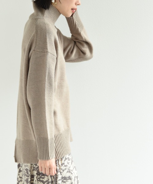 INTERPLANET（インタープラネット）の「バックスリットハイネックニット（ニット/セーター・レディース・ベージュ/オレンジ/モカ/アイボリー/ブルー・FREE）」の20枚目の写真