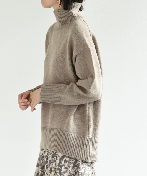 INTERPLANET（インタープラネット）の「バックスリットハイネックニット（ニット/セーター・レディース・ベージュ/オレンジ/モカ/アイボリー/ブルー・FREE）」の22枚目の写真