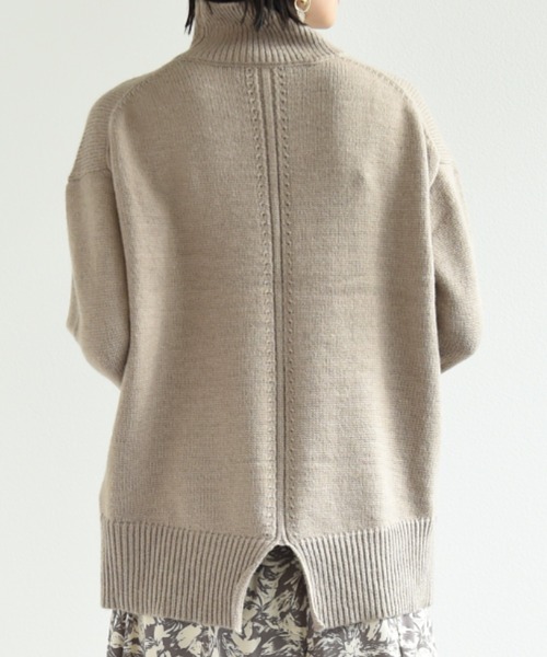 INTERPLANET（インタープラネット）の「バックスリットハイネックニット（ニット/セーター・レディース・ベージュ/オレンジ/モカ/アイボリー/ブルー・FREE）」の21枚目の写真