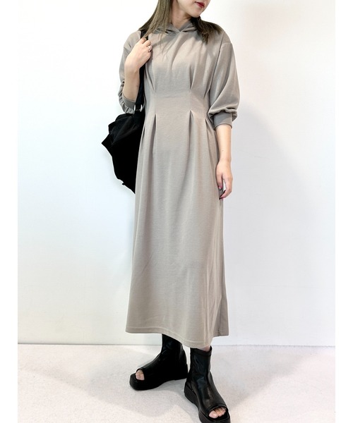 CECIL McBEE（セシルマクビー）の「ウエストタックフーディーワンピース（ワンピース・レディース・カーキ/グレイッシュベージュ/ブラック・MEDIUM/LARGE）」の17枚目の写真