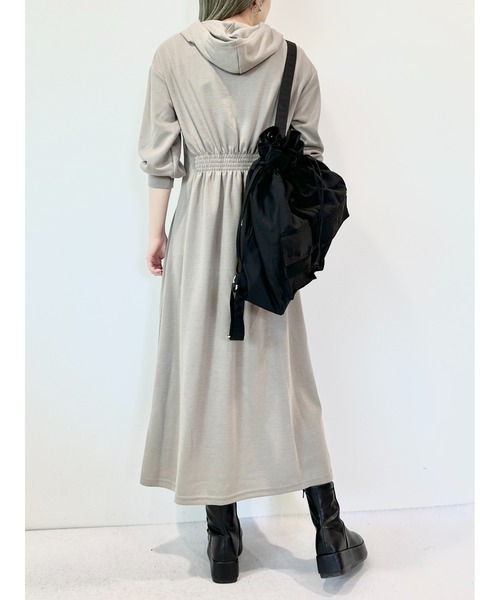 CECIL McBEE（セシルマクビー）の「ウエストタックフーディーワンピース（ワンピース・レディース・カーキ/グレイッシュベージュ/ブラック・MEDIUM/LARGE）」の15枚目の写真