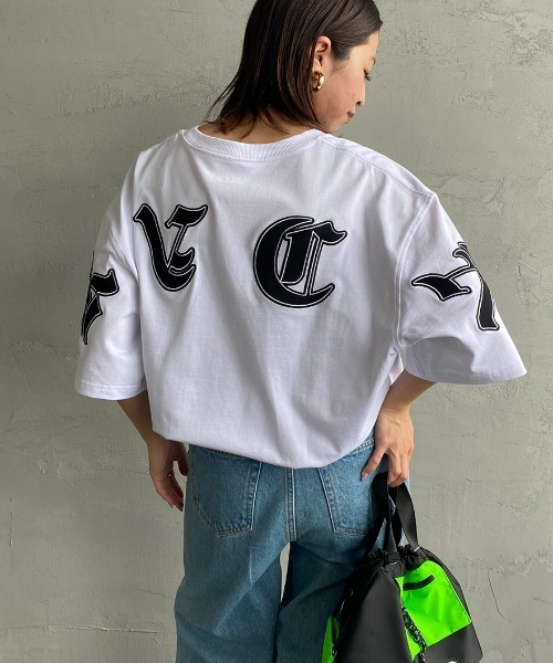 RVCA（ルーカ）の「[RVCA/ルーカ] OE FAKE RVCA バックワッペンロゴTシャツ（Tシャツ/カットソー・レディース・ホワイト/ブラック・M/L/XL）」の2枚目の写真