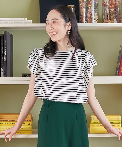 ANY（エニィ）の「【接触冷感/UVケア/シワになりにくい】フレアスリーブ Tブラウス（Tシャツ/カットソー・レディース・アイボリー系/ライトグリーン系/ブラック系/ブルー系/ライトグレー系/オールドローズ系/アイボリー系1/グリーン系・2/3）」の4枚目の写真