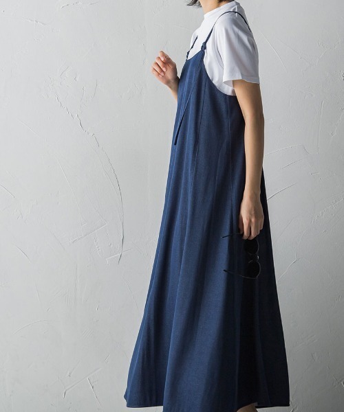 socolla（ソコラ）の「【socolla】【WEB別注】デニムキャミソールワンピース（ワンピース・レディース・ブラック/ネイビー・M）」の4枚目の写真