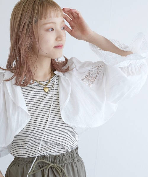 w closet（ダブルクローゼット）の「レースギャザーボレロ（カーディガン/ボレロ・レディース・ブラック/オフホワイト・FREE）」の3枚目の写真