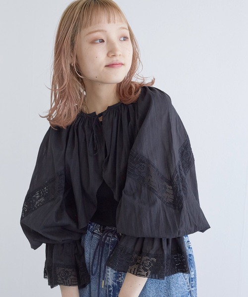 w closet（ダブルクローゼット）の「レースギャザーボレロ（カーディガン/ボレロ・レディース・ブラック/オフホワイト・FREE）」の11枚目の写真