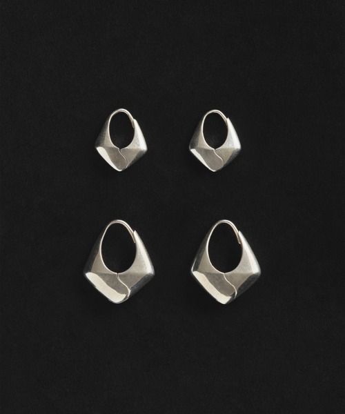 SOPHIE BUHAI(ソフィーブハイ)の「Large Pyramid Hoops(ピアス(両耳用)・レディース・シルバー・ONE SIZE)」の3枚目の写真