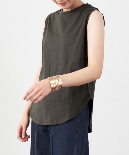 RANAN（ラナン）の「〈Beautiful Cotton　綿100％〉UVカット/接触冷感　ラウンドヘム無地タンクトップ　レギュラー丈（タンクトップ・レディース・ライトグレー/チャコール/ブラック/オフホワイト/オレンジ系その他/ダークブラウン/その他/パープル・L/LL/M）」の4枚目の写真