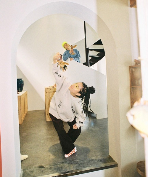 ZOZO（ゾゾ）の「GRAFFITI LOOSE KNIT（ニット/セーター・レディース・ホワイト/ブラウン/ブルー/ピンク・L/XL）」の5枚目の写真