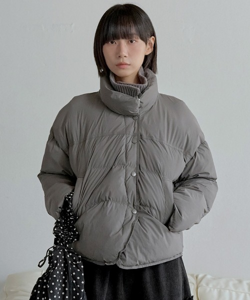 UNE MANSION（ユヌマンション）の「【UNE ORIGINAL】【ハイネック＆襟ありを楽しめる2way仕様】ハイネックビンテージリブニットカラー中綿ペンディンジャンバー（ダウンジャケット/コート・レディース・ブラック/カーキ/グリーン/ベージュ/ホワイト/チャコール・FREE）」の3枚目の写真