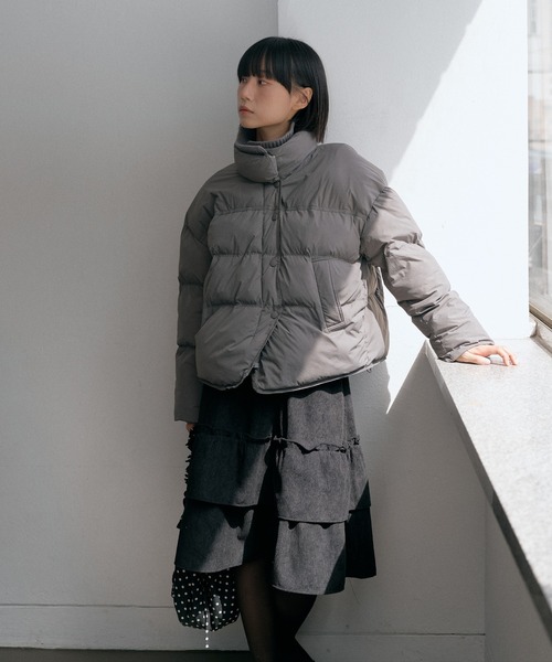 UNE MANSION（ユヌマンション）の「【UNE ORIGINAL】【ハイネック＆襟ありを楽しめる2way仕様】ハイネックビンテージリブニットカラー中綿ペンディンジャンバー（ダウンジャケット/コート・レディース・ブラック/カーキ/グリーン/ベージュ/ホワイト/チャコール・FREE）」の8枚目の写真