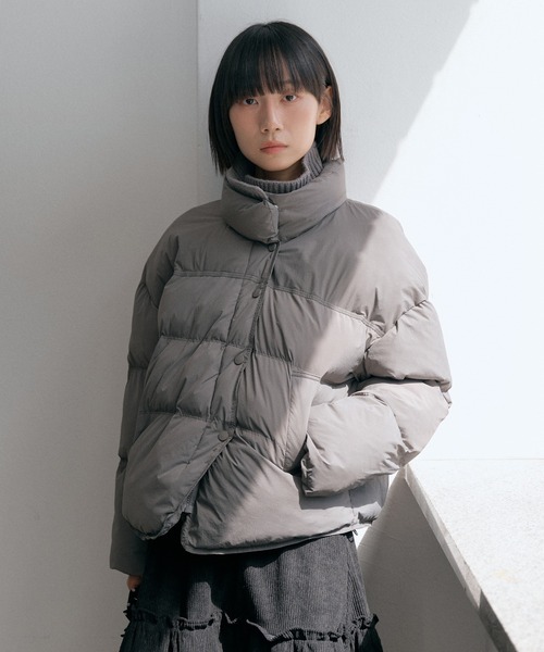 UNE MANSION（ユヌマンション）の「【UNE ORIGINAL】【ハイネック＆襟ありを楽しめる2way仕様】ハイネックビンテージリブニットカラー中綿ペンディンジャンバー（ダウンジャケット/コート・レディース・ブラック/カーキ/グリーン/ベージュ/ホワイト/チャコール・FREE）」の7枚目の写真