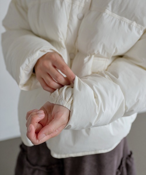 UNE MANSION（ユヌマンション）の「【UNE ORIGINAL】【ハイネック＆襟ありを楽しめる2way仕様】ハイネックビンテージリブニットカラー中綿ペンディンジャンバー（ダウンジャケット/コート・レディース・ブラック/カーキ/グリーン/ベージュ/ホワイト/チャコール・FREE）」の12枚目の写真