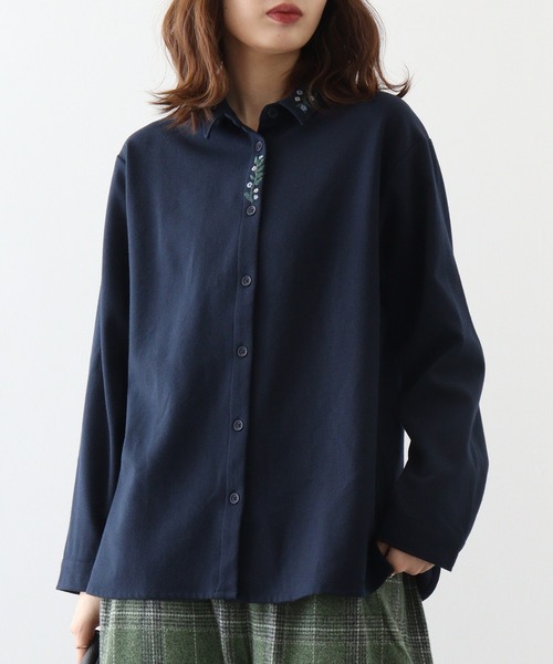 Emago(イマゴ)の「EMAGO 衿と前立て刺繍入りシャツ(シャツ/ブラウス・レディース・ネイビー/アイボリー/ブラウン・FREE)」の3枚目の写真