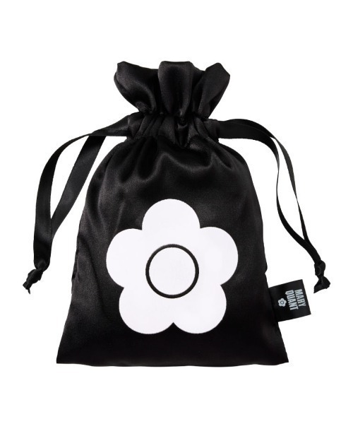 MARY QUANT（マリークワント）の「MARY QUANT巾着付シルクアイマスク（トラベルグッズ・レディース・ブラック/ピンク・FREE）」の4枚目の写真