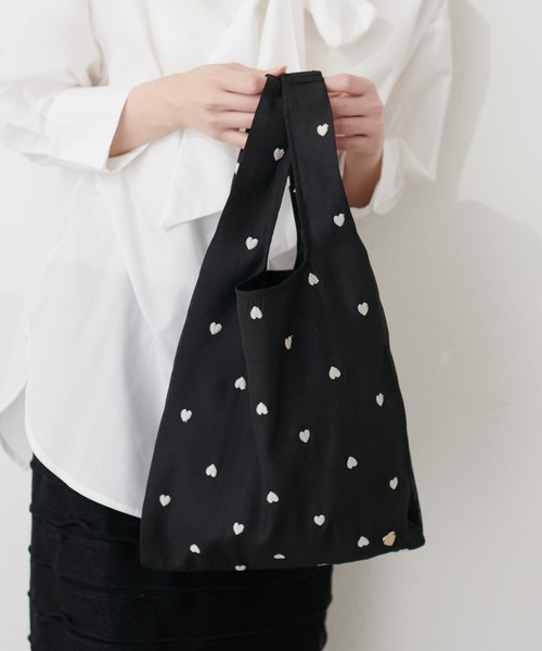 natural couture(ナチュラルクチュール)の「ハート刺繍エコバッグ(ショルダーバッグ・レディース・ブラック/ピンク/アイボリー・FREE)」の2枚目の写真