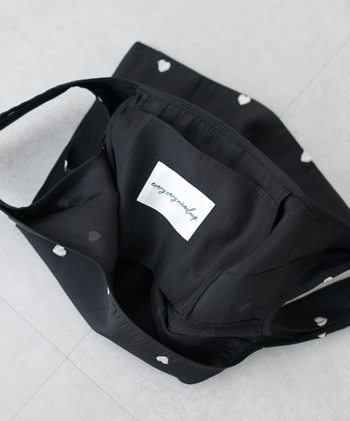 natural couture(ナチュラルクチュール)の「ハート刺繍エコバッグ(ショルダーバッグ・レディース・ブラック/ピンク/アイボリー・FREE)」の13枚目の写真