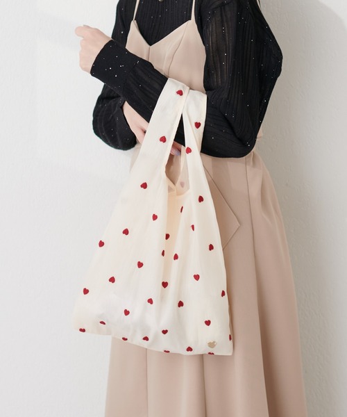 natural couture(ナチュラルクチュール)の「ハート刺繍エコバッグ(ショルダーバッグ・レディース・ブラック/ピンク/アイボリー・FREE)」の4枚目の写真