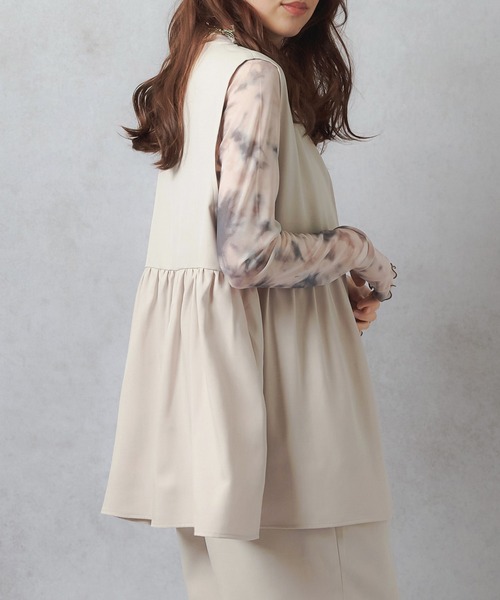 Lull（ルル）の「【Lull / ルル】セットアップ対応 / キレイめペプラムタンクトップ（ベスト・レディース・ブラック/アイボリー・ONESIZE）」の4枚目の写真