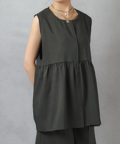 Lull（ルル）の「【Lull / ルル】セットアップ対応 / キレイめペプラムタンクトップ（ベスト・レディース・ブラック/アイボリー・ONESIZE）」の5枚目の写真