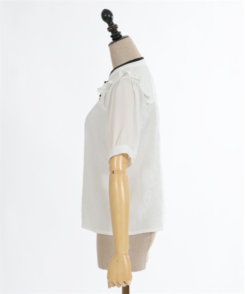 axes femme POETIQUE(アクシーズファムポエティック)の「チャイナ蝶刺繍半袖ブラウス(シャツ/ブラウス・レディース・ホワイト/グレー/ブラック・MEDIUM)」の4枚目の写真