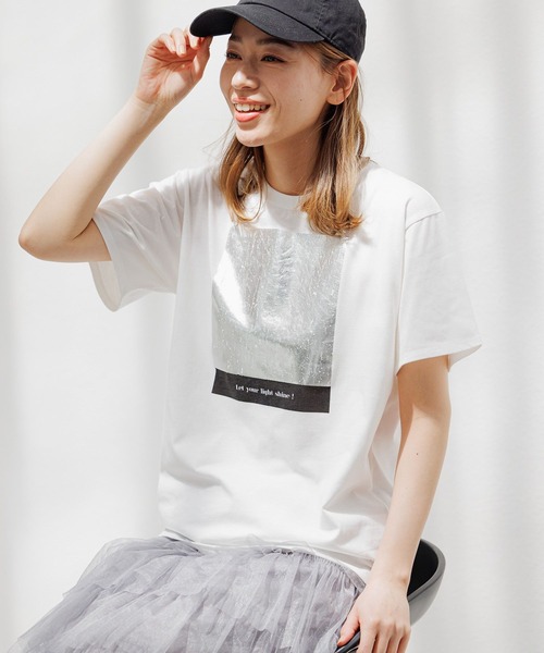 LAKOLE(ラコレ)の「アソート箔プリントTEE / 125540(Tシャツ/カットソー・レディース・オフホワイト/チャコール/ホワイト/ベージュ系その他5/グレー系その他7・SMALL/MEDIUM)」の2枚目の写真