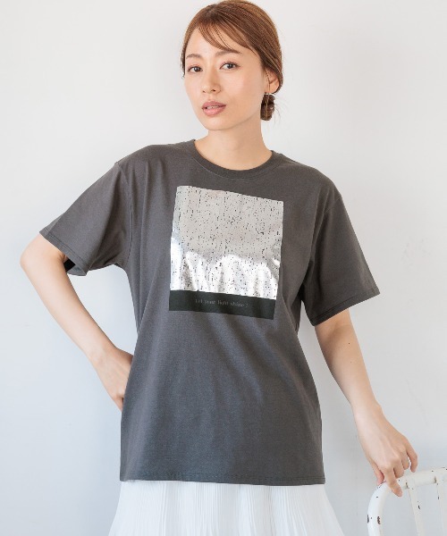 LAKOLE(ラコレ)の「アソート箔プリントTEE / 125540(Tシャツ/カットソー・レディース・オフホワイト/チャコール/ホワイト/ベージュ系その他5/グレー系その他7・SMALL/MEDIUM)」の1枚目の写真