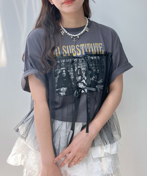 AS KNOW AS plus(アズノゥアズプラス)の「◎チュールリボン ロックTシャツ(Tシャツ/カットソー・レディース・ブラック×グレー/ホワイト×ブラック/チャコールグレー×ブラック/ホワイト系/グレー系/アイボリー系/ホワイト系1/グレー系1/アイボリー系1/アイボリー系2・FREE)」の1枚目の写真
