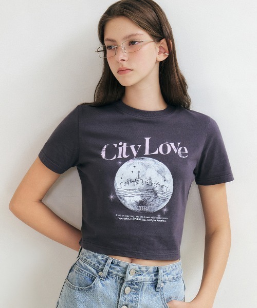 CITYBREEZE(シティブリーズ)の「CITY LOVE CROPPED SHORT SLEEVE T-SHIRT(Tシャツ/カットソー・レディース・チャコール/ホワイト・FREE)」の3枚目の写真