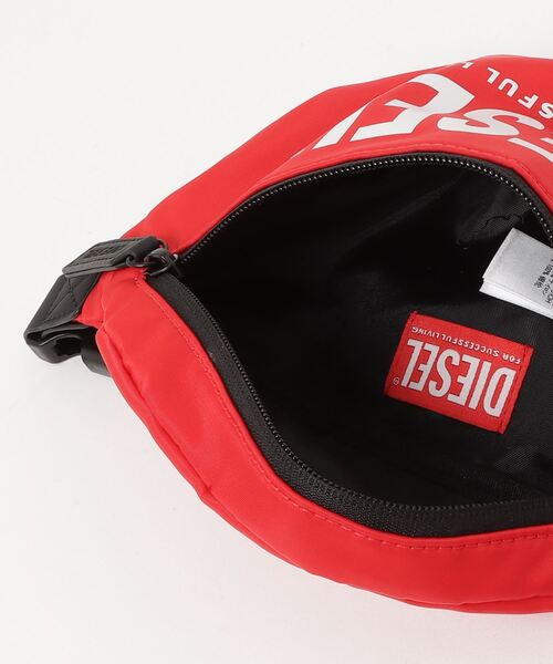 DIESEL KIDS（ディーゼルキッズ）の「DIESEL（ディーゼル）Kids & Junior ブランドロゴボディバッグ（ボディバッグ/ウエストポーチ・キッズ・ブラック/レッド・ONE SIZE）」の5枚目の写真