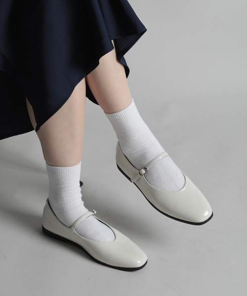 shoes365(シューズスリーシックスファイヴ)の「【shoes365】バックル付きパンプス(パンプス・レディース・オフホワイト/ブラック・22.5cm/23.0cm/23.5cm/24.0cm/24.5cm/25.0cm)」の1枚目の写真
