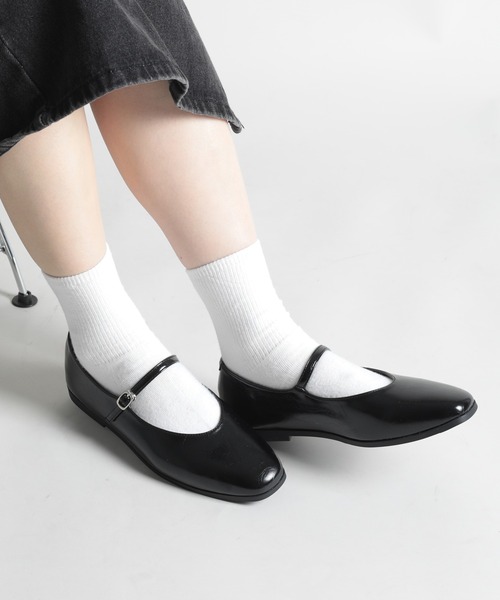 shoes365(シューズスリーシックスファイヴ)の「【shoes365】バックル付きパンプス(パンプス・レディース・オフホワイト/ブラック・22.5cm/23.0cm/23.5cm/24.0cm/24.5cm/25.0cm)」の2枚目の写真