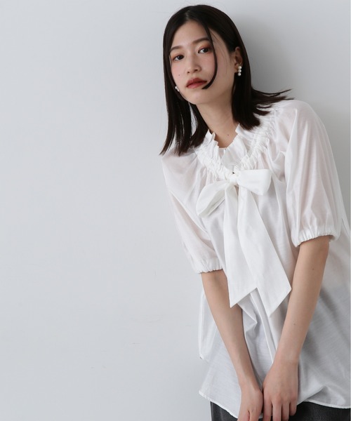 N.(N. Natural Beauty Basic)(エヌエヌナチュラルビューティーベーシック)の「シルキーローンリボンタイ半袖ブラウス(シャツ/ブラウス・レディース・ベージュ/ブルー/オフホワイト・MEDIUM)」の1枚目の写真