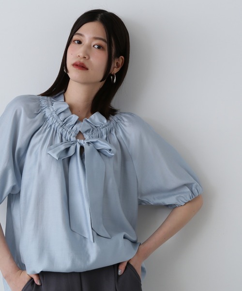 N.(N. Natural Beauty Basic)(エヌエヌナチュラルビューティーベーシック)の「シルキーローンリボンタイ半袖ブラウス(シャツ/ブラウス・レディース・ベージュ/ブルー/オフホワイト・MEDIUM)」の3枚目の写真