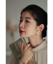 軽やかに優美な花を咲かせるシアーフラワーイヤリング