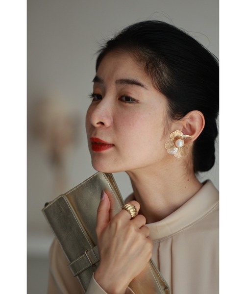 cawaii(カワイイ)の「軽やかに優美な花を咲かせるシアーフラワーイヤリング(イヤリング・レディース・ブラック/ゴールド・FREE)」の2枚目の写真