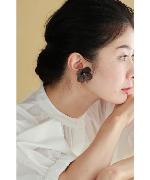 cawaii(カワイイ)の「軽やかに優美な花を咲かせるシアーフラワーイヤリング(イヤリング・レディース・ブラック/ゴールド・FREE)」の1枚目の写真
