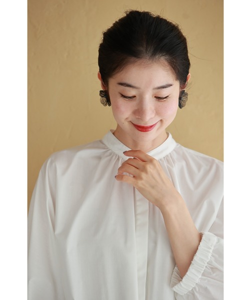 cawaii(カワイイ)の「軽やかに優美な花を咲かせるシアーフラワーイヤリング(イヤリング・レディース・ブラック/ゴールド・FREE)」の15枚目の写真