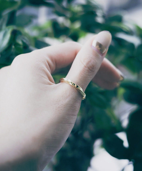 ARCHIVER(アーカイバ)の「【sterling silver】 フリーサイズ ツイストリング(リング・レディース・シルバー/ゴールド・FREE)」の1枚目の写真