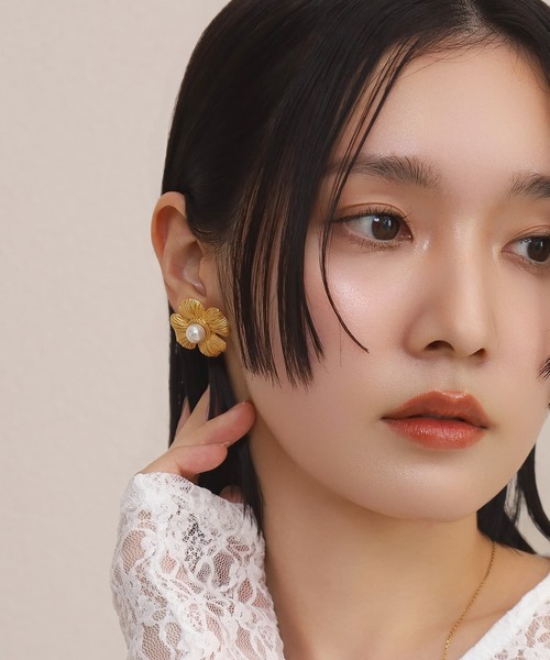 LHME(エルエイチエムイー)の「【WEB限定】“MELLOW”ボリュームフラワーパールピアス/サージカルステンレス(金属アレルギー対応)【LHME / エルエイチエムイー】(ピアス(両耳用)・レディース・ゴールド・ONE SIZE)」の1枚目の写真